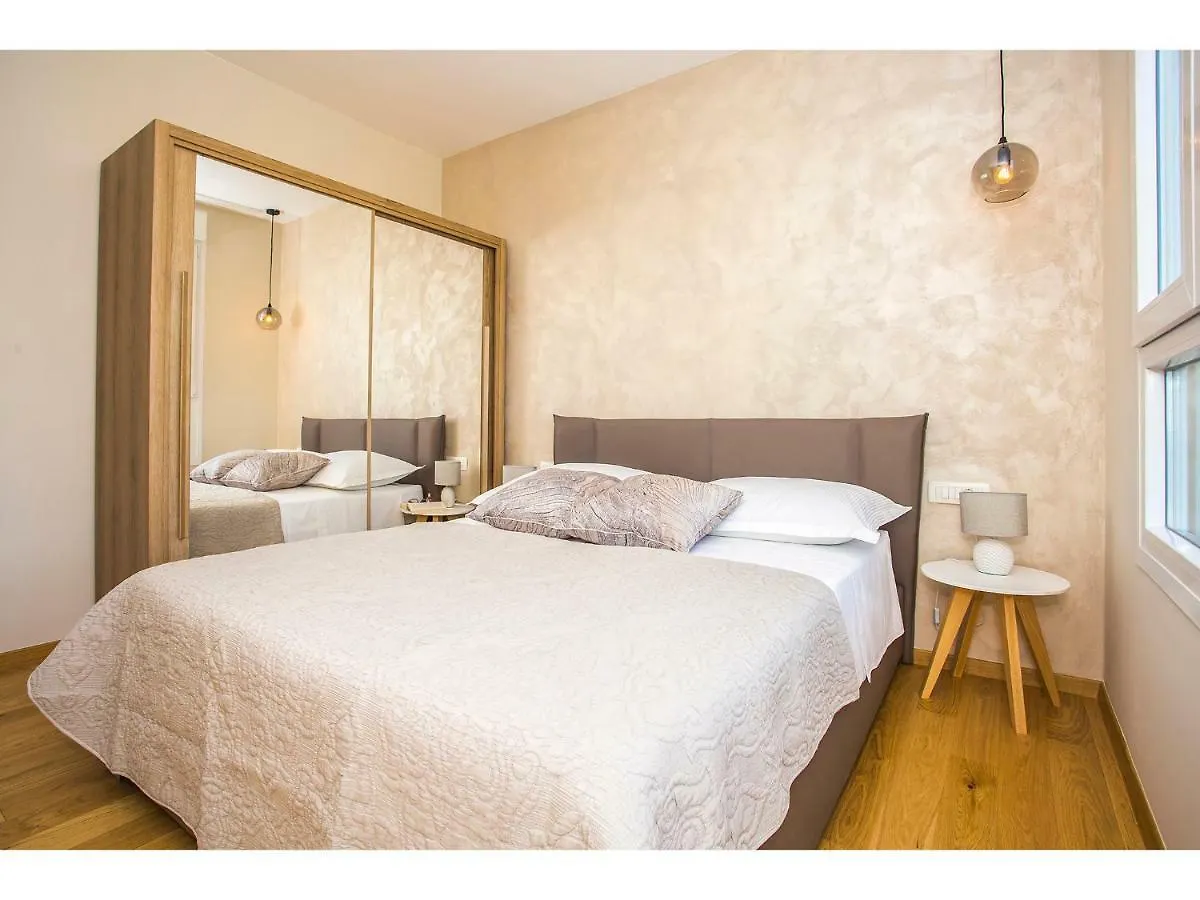 Uma Apartment Split