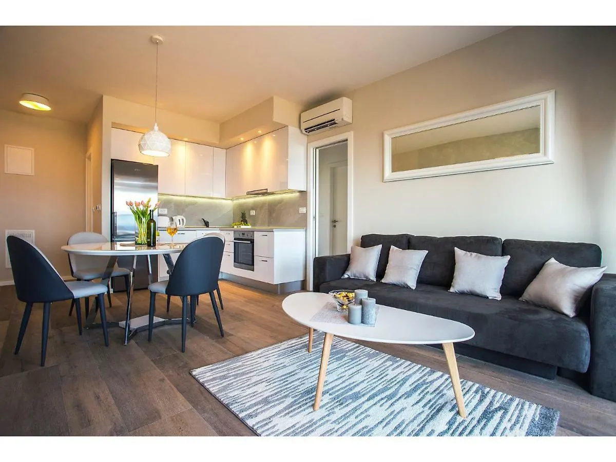 Uma Apartment Split 0*,